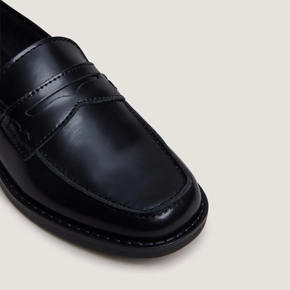 Square-toe loafers glossy leather in black | naomie