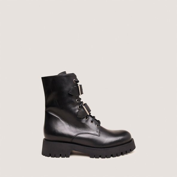 Boots with metal buckles in black leather | DALAY
