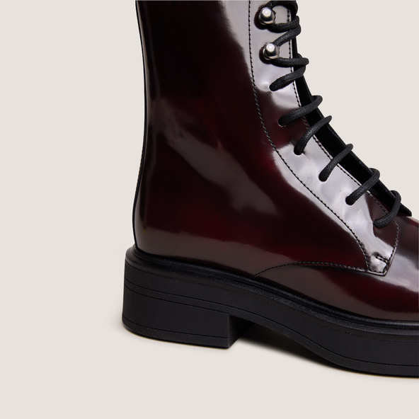 Lace-up boots in burgundy patinated leather | DOSCAR