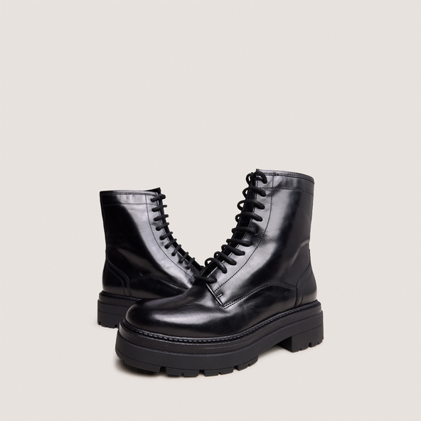 Boots with lug soles and laces in black leather | DICUS