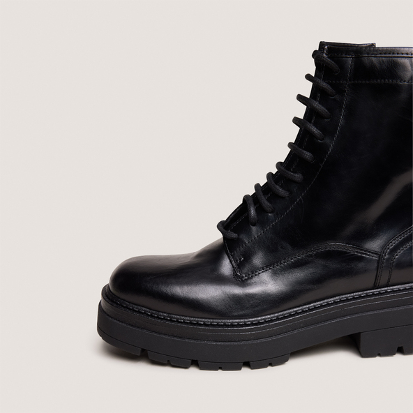 Boots with lug soles and laces in black leather | DICUS