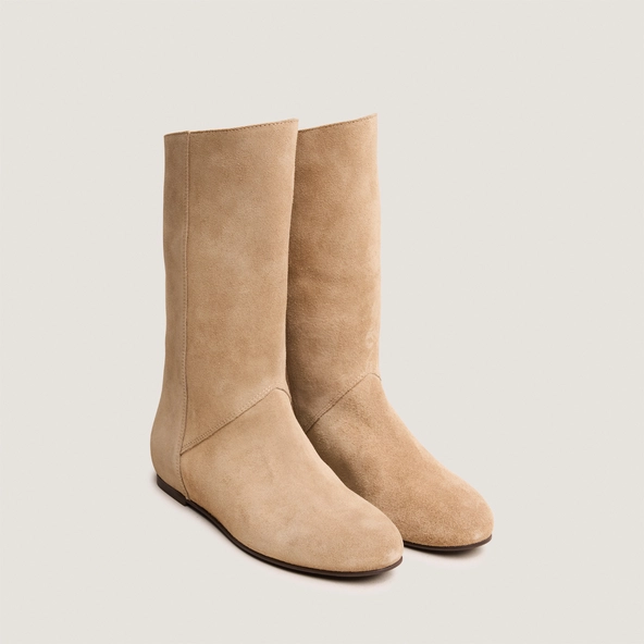 Low boots with round toes in taupe suede | DEMIURGE