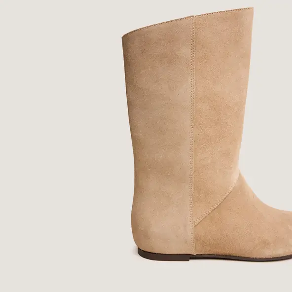 Low boots with round toes in taupe suede | DEMIURGE