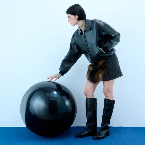 Tall boots with square toes in black leather | DAMEL