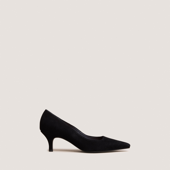 Pointed-toe pumps in black suede | DEBRIEF