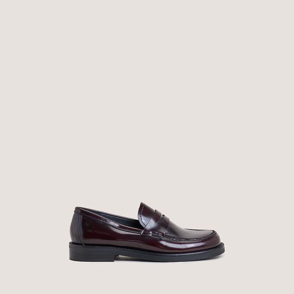 Round-toe loafers in burgundy patinated leather | DOLIVIA