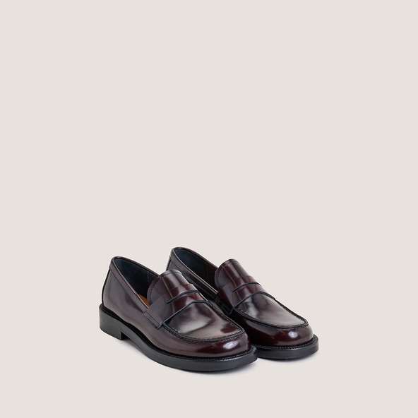 Round-toe loafers in burgundy patinated leather | DOLIVIA
