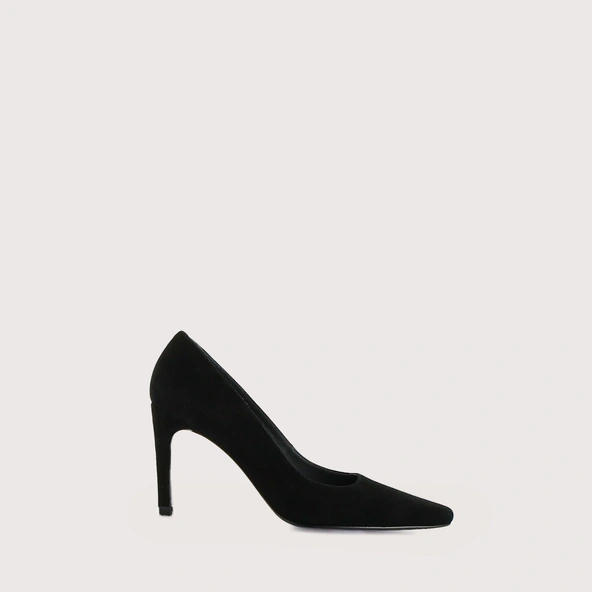 Pointed-Toe Pumps in black velvet | DISTANCE