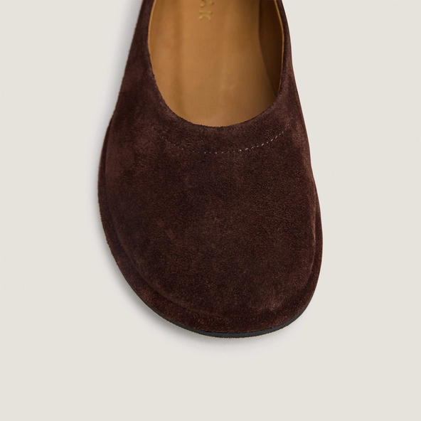 Round-toe ballet flats in brown suede | JANICE