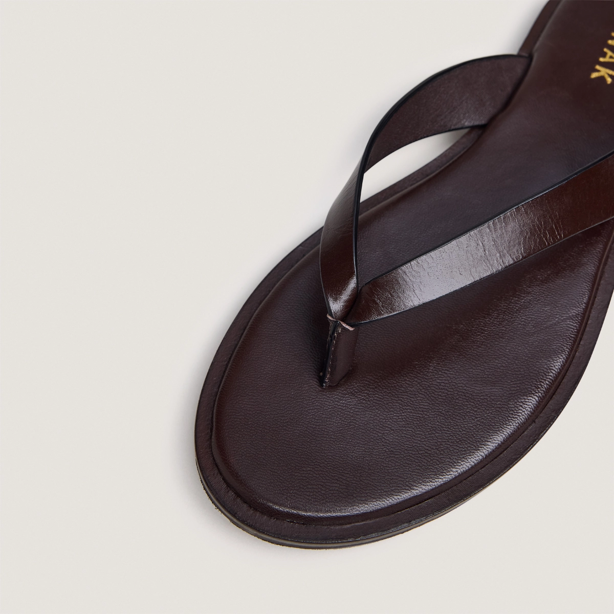 Thong sandals in dark brown leather | WITTY