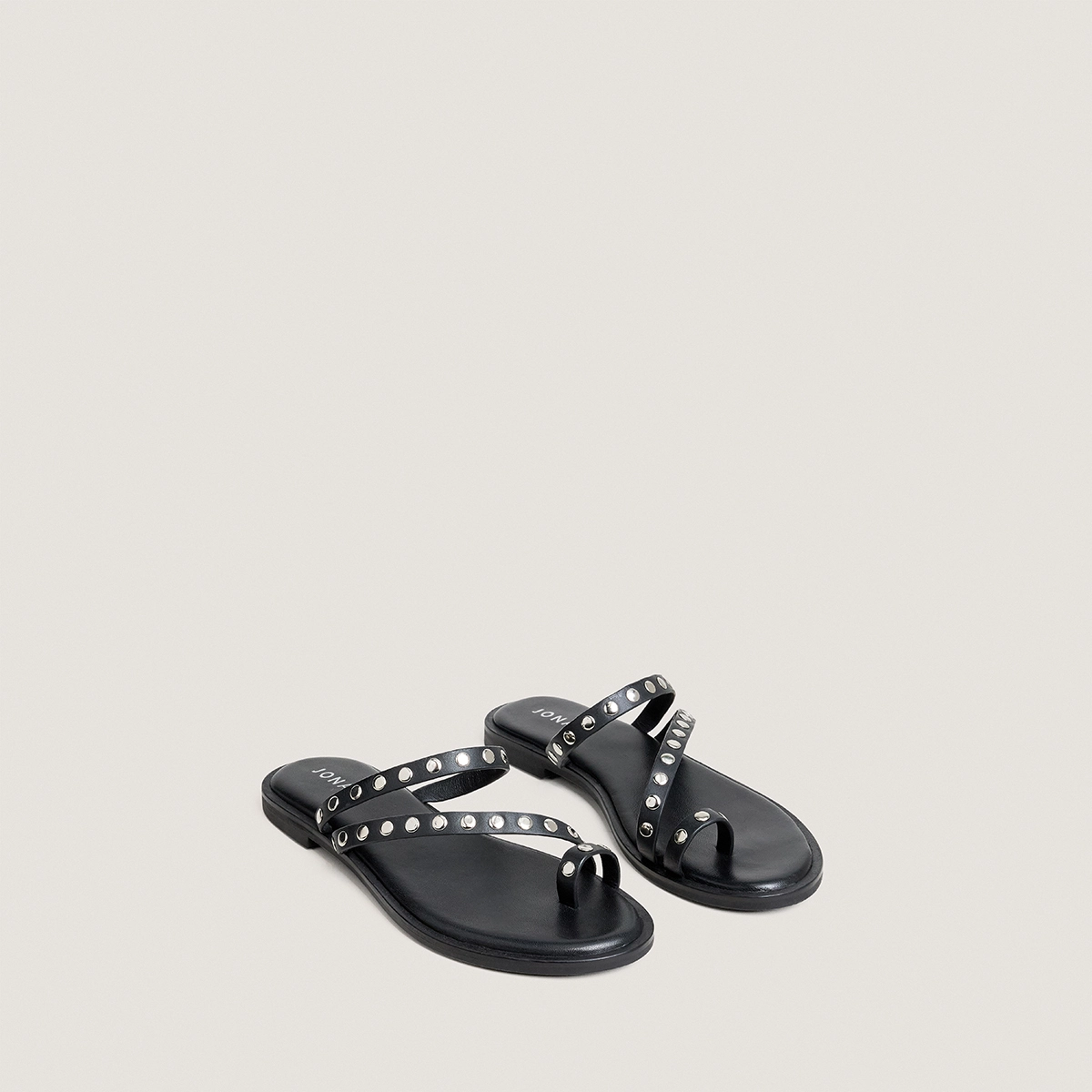 Flat sandals with thin straps in black leather | WICKET
