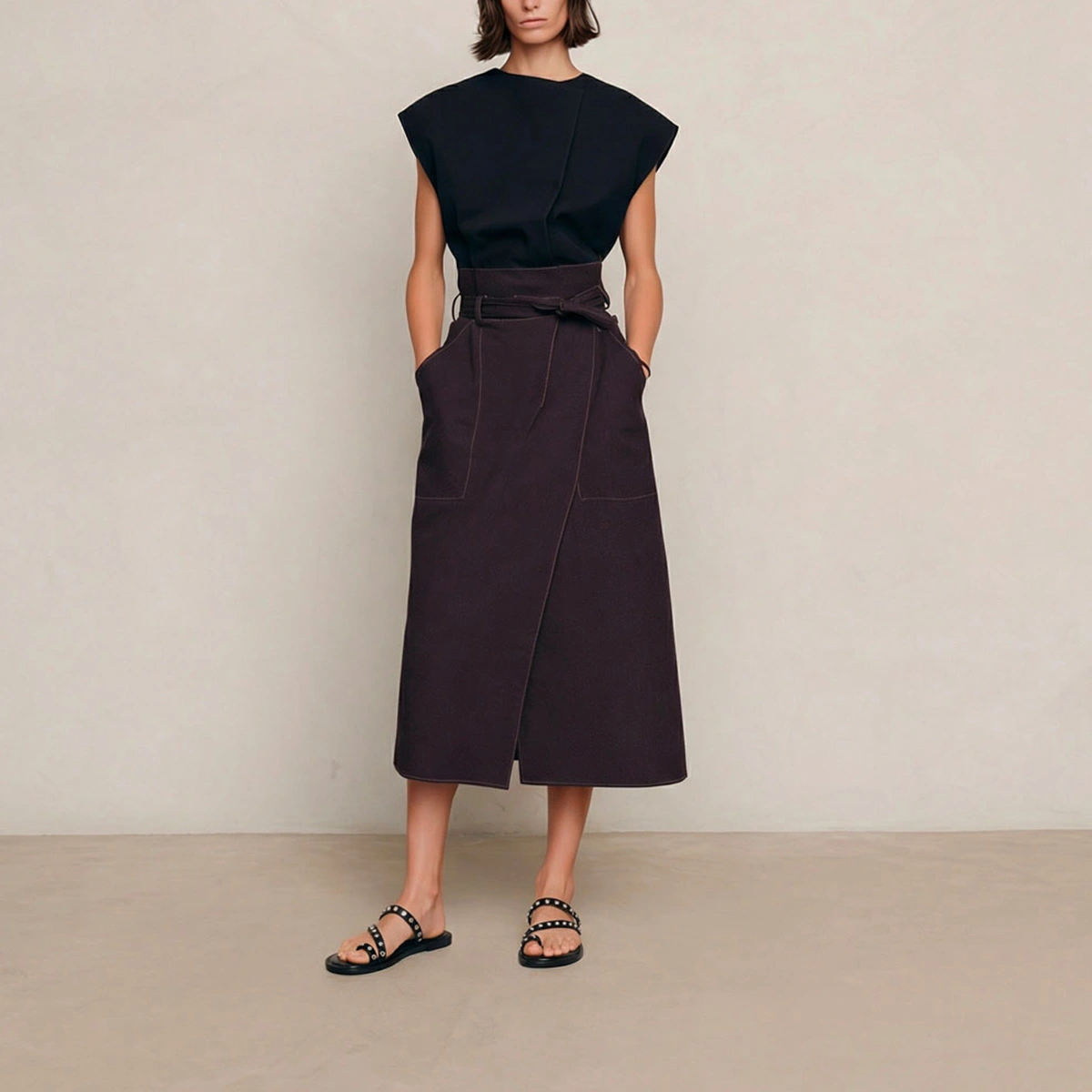 Flat sandals with thin straps in black leather | WICKET
