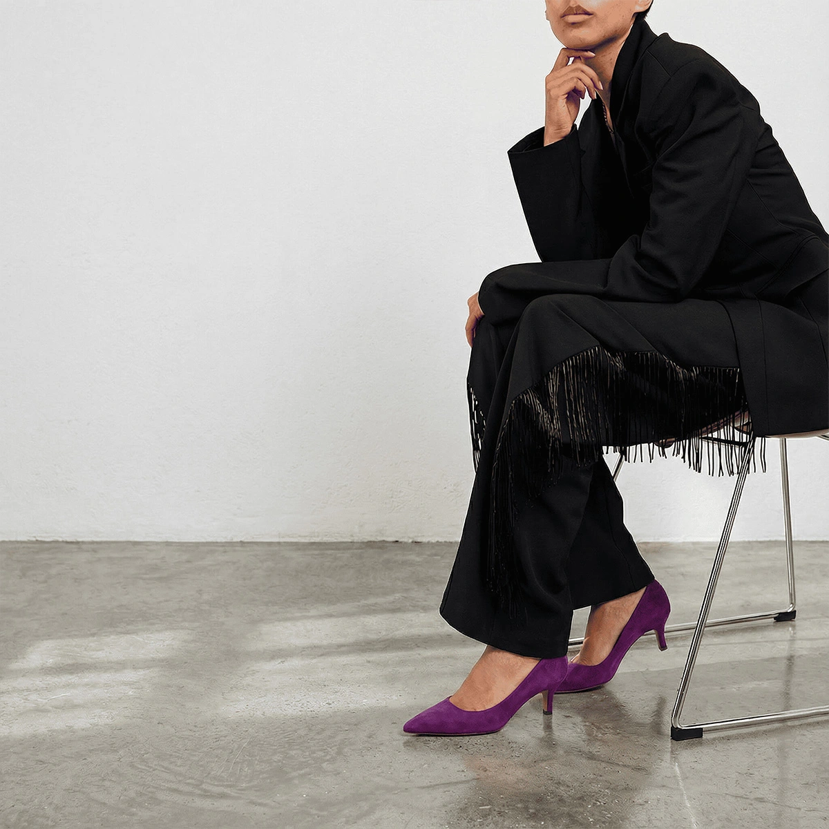 Pointed-toe pumps in purple suede | DEBRIEF