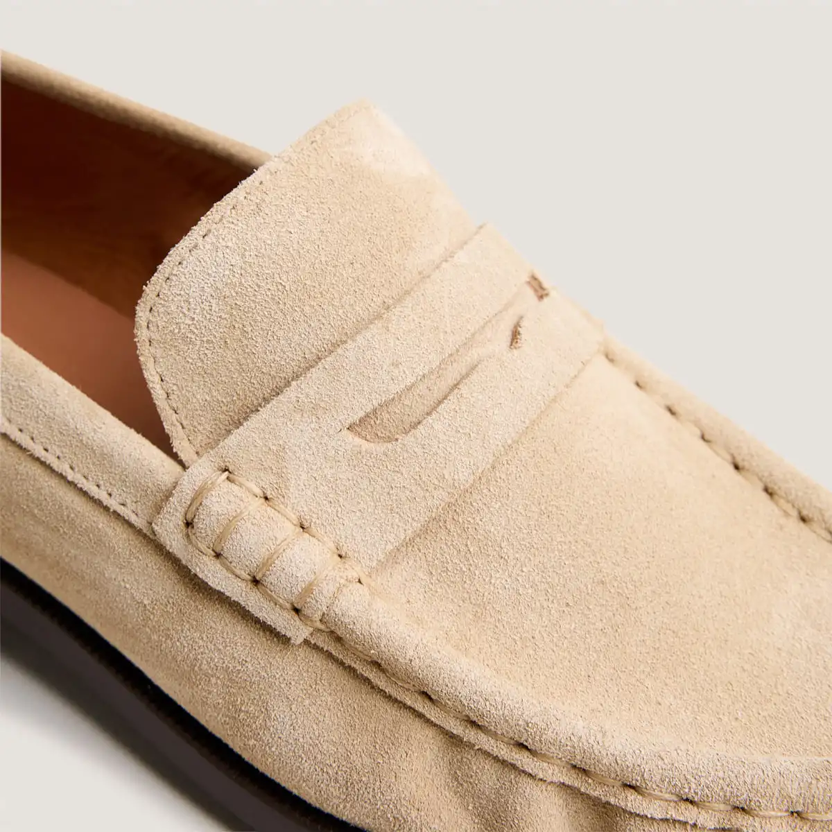 Round-toed loafers in sand split leather | DELICE