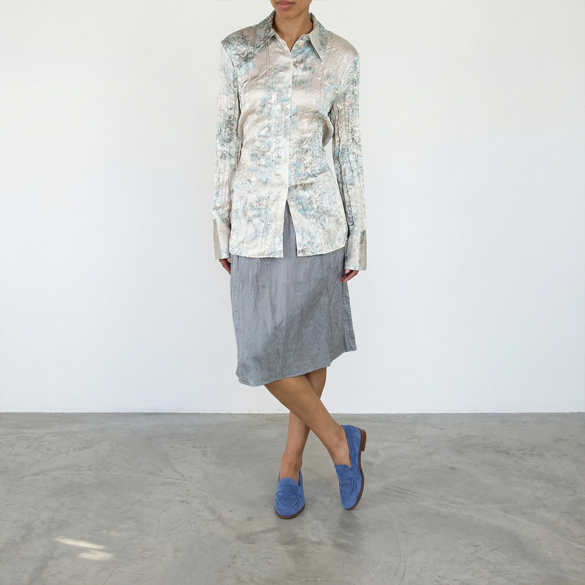 Round-toed loafers in steel blue suede | THELMA