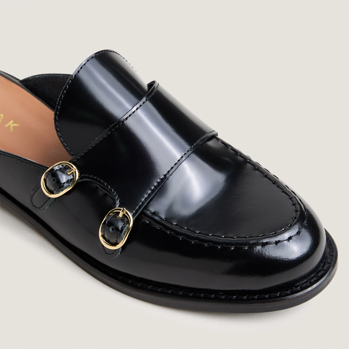 Round-toed mules in black glazed leather | DISTANT
