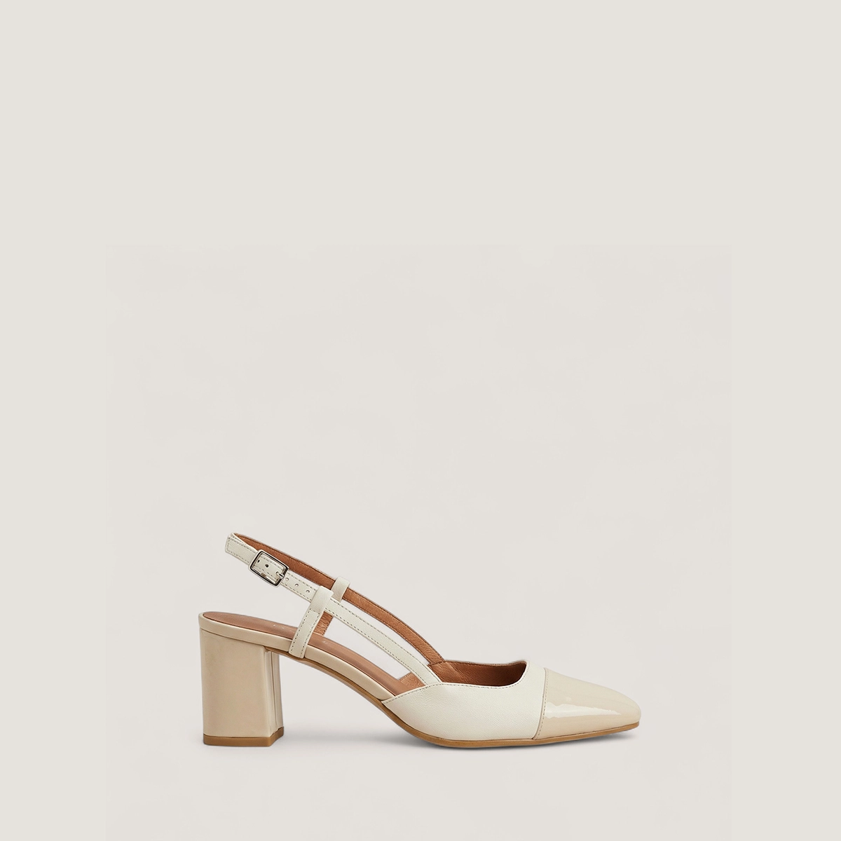 Heeled slingbacks in ecru leather and patent leather | DHAPOP