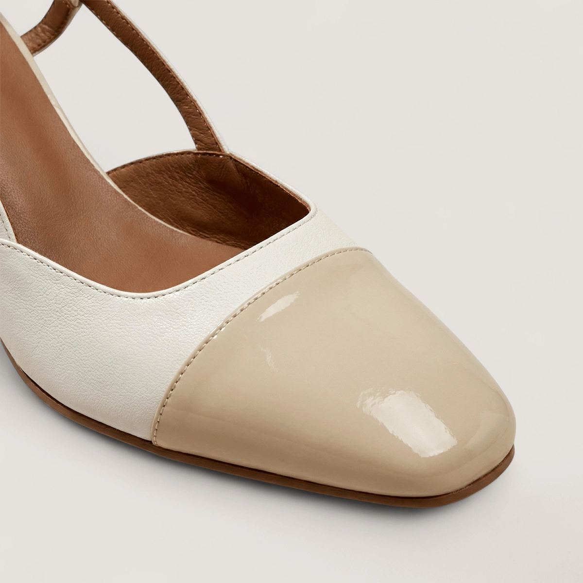 Heeled slingbacks in ecru leather and patent leather | DHAPOP