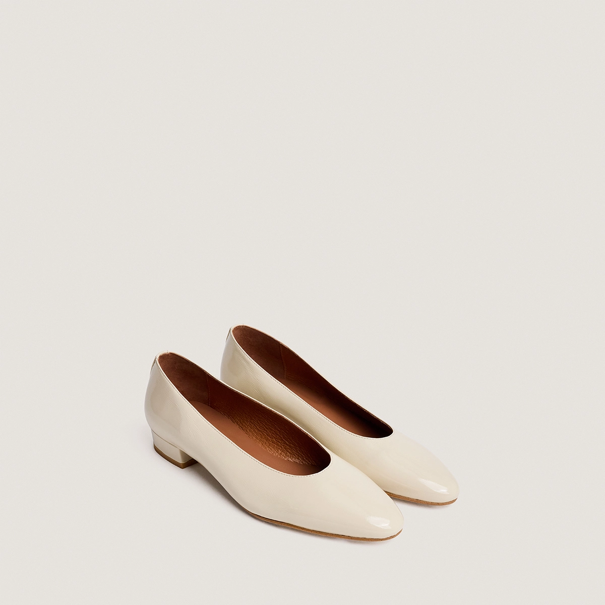 Oval-toe ballet flats in ecru pleated patent leather | DUA