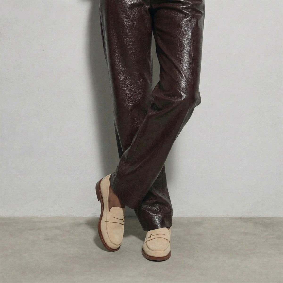 Round-toe monogram loafers in sand split leather | DUEDI