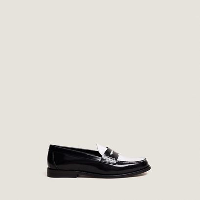 Penny loafers with a pinched platform in black and white patent leather | audelya