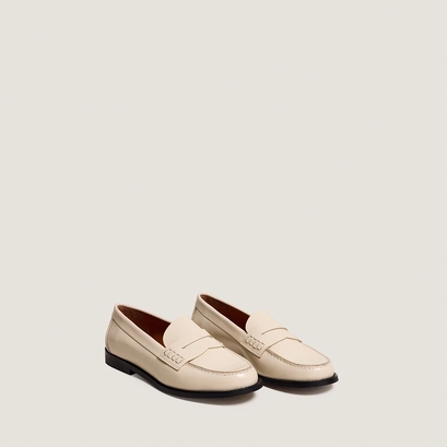 Penny loafers with a pinched platform in ivory patent leather| audelya