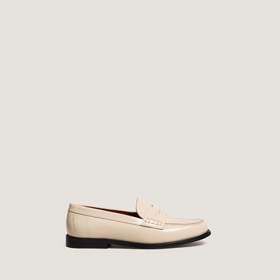 Penny loafers with a pinched platform in ivory patent leather| audelya