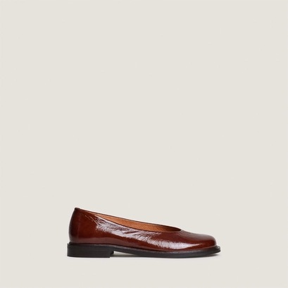Small-heeled ballet flats with round toes in brown shiny leather | daurelia
