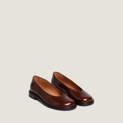 Small-heeled ballet flats with round toes in brown shiny leather | daurelia