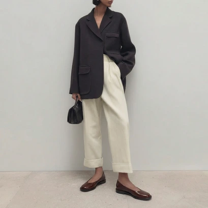 Small-heeled ballet flats with round toes in brown shiny leather | daurelia
