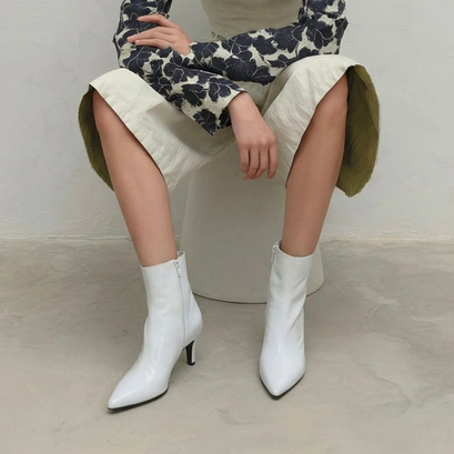 Ankle boots with slim heels in white pleated patent leather | diemina