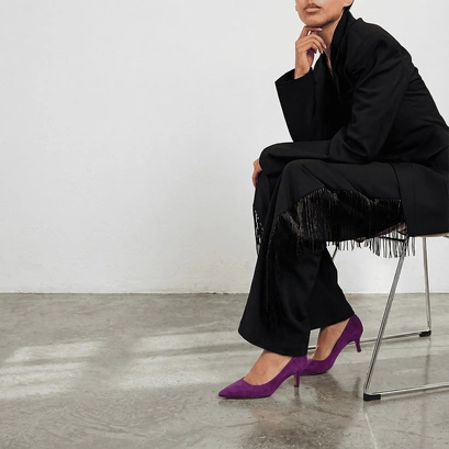Pointed-toe pumps in purple suede | debrief