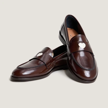 Round-toed loafers with heart details in brown glazed leather | donjuan