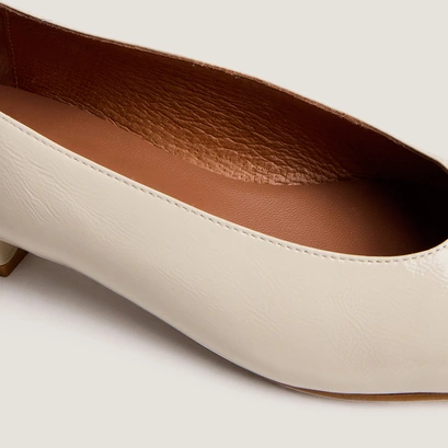 Oval-toe ballet flats in ecru pleated patent leather | dua