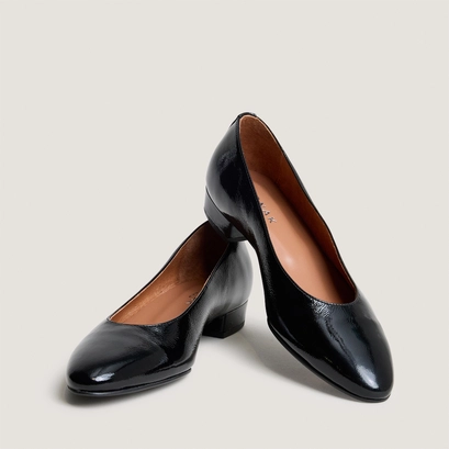 Oval-toe ballet flats in black pleated patent leather | dua