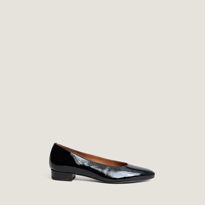 Oval-toe ballet flats in black pleated patent leather | dua