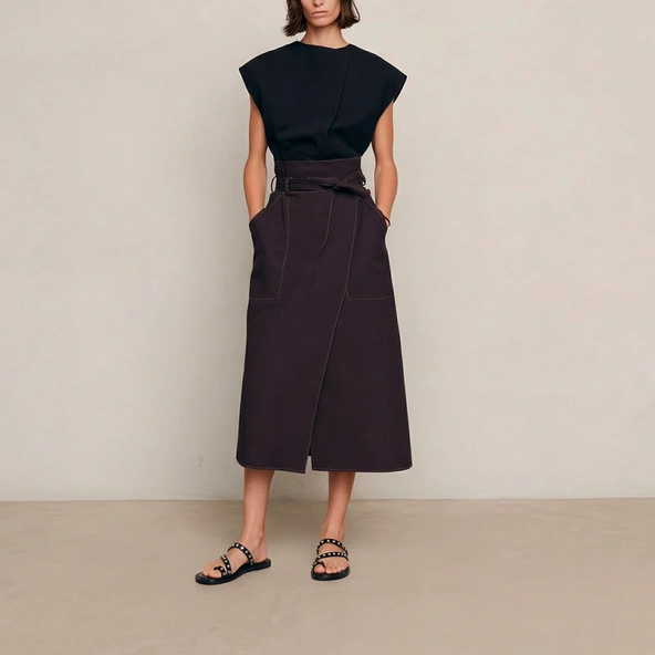 Flat sandals with thin straps in black leather | WICKET
