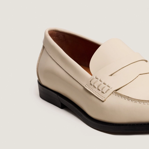 Penny loafers with a pinched platform in ivory patent leather| AUDELYA