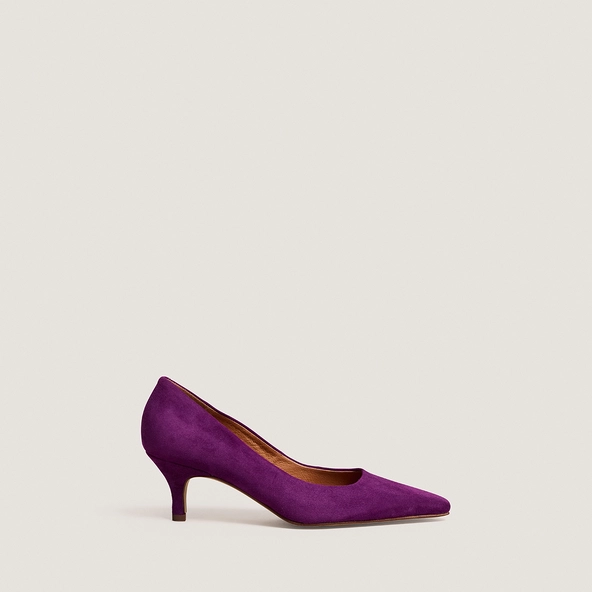 Pointed-toe pumps in purple suede | DEBRIEF