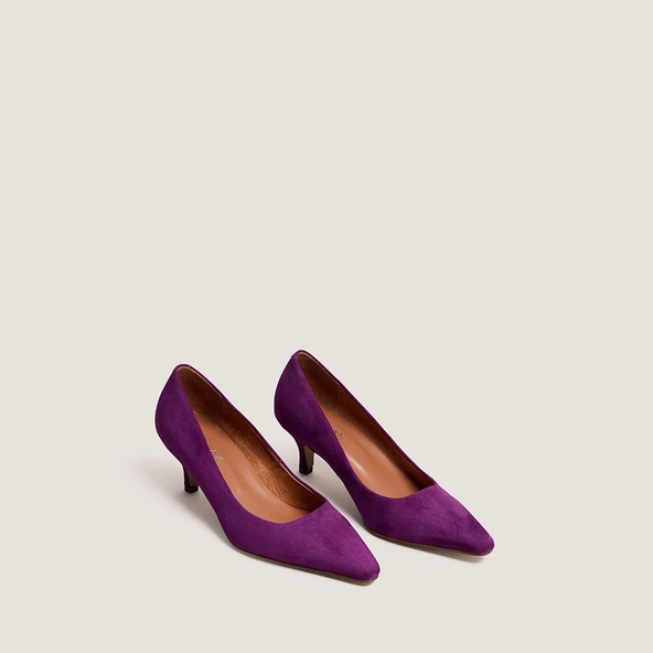 Pointed-toe pumps in purple suede | DEBRIEF