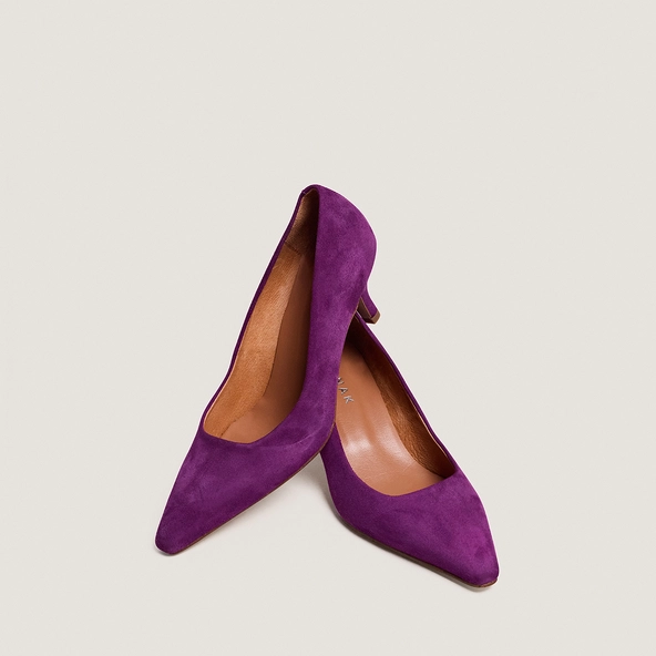 Pointed-toe pumps in purple suede | DEBRIEF