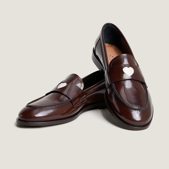 Round-toed loafers with heart details in brown glazed leather | DONJUAN