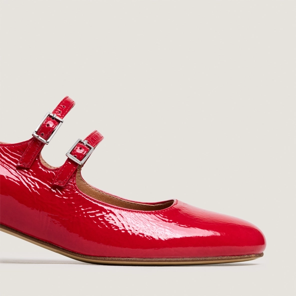 Double-strap Mary Janes in berry red pleated patent leather | DUNY