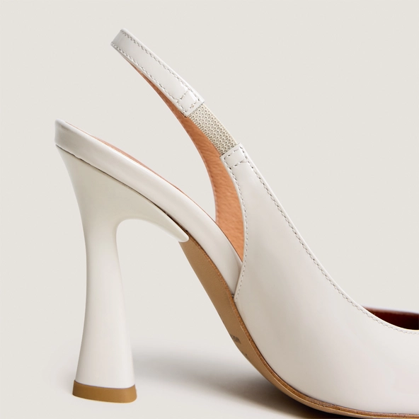 Pointed-toe slingback pumps in ecru patent leather | DRESSY