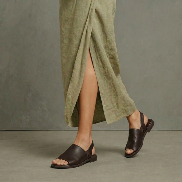 Elastic-strap sandals in dark brown leather | JESS