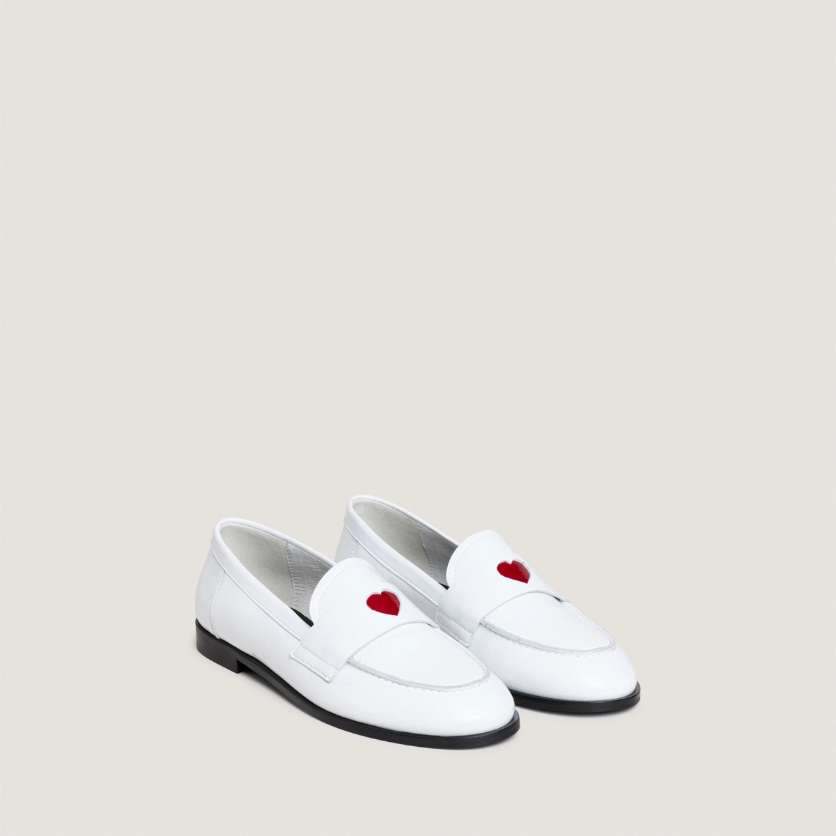 Round-toed loafers with heart details in dusty white pleated patent leather | DONJUAN