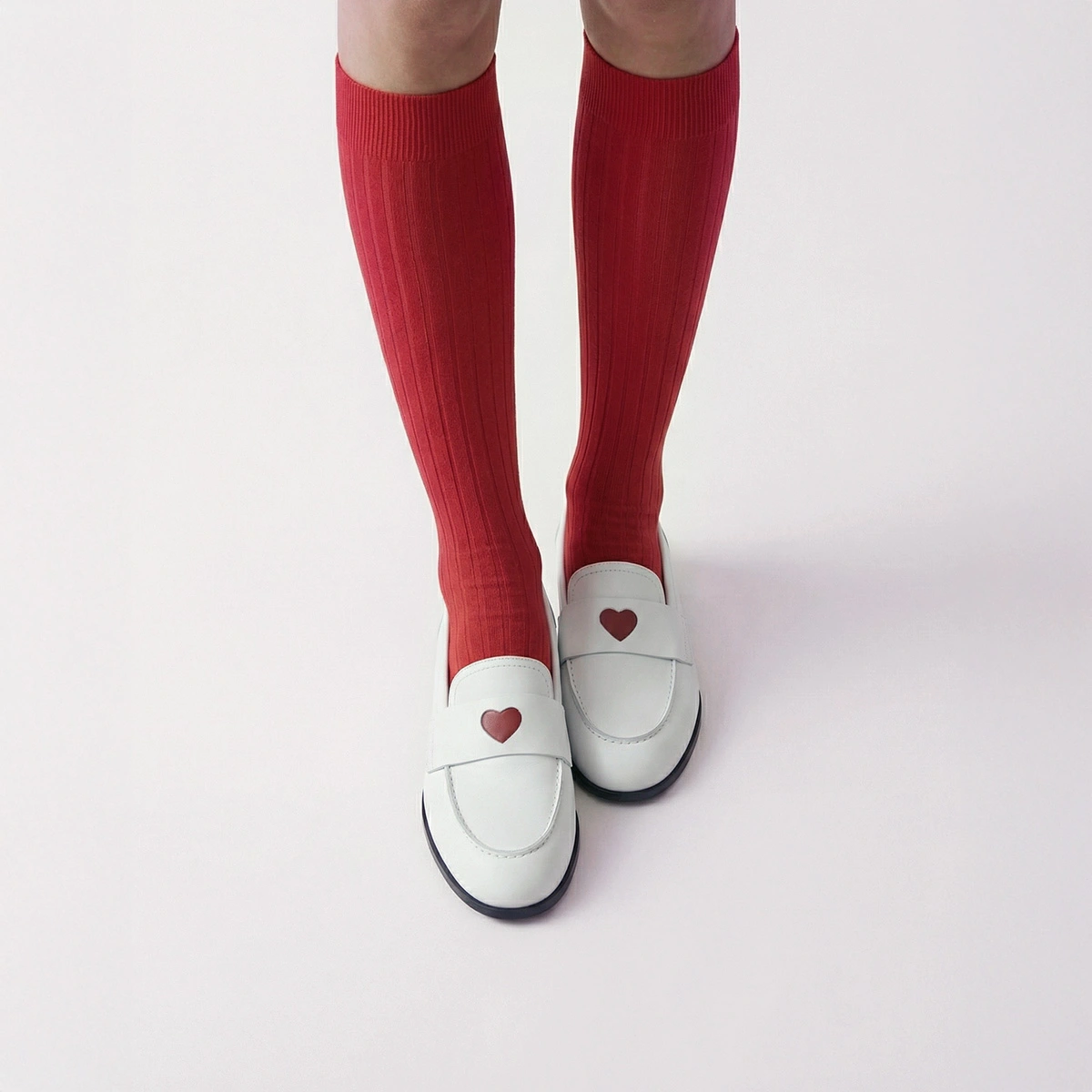Round-toed loafers with heart details in dusty white pleated patent leather | DONJUAN