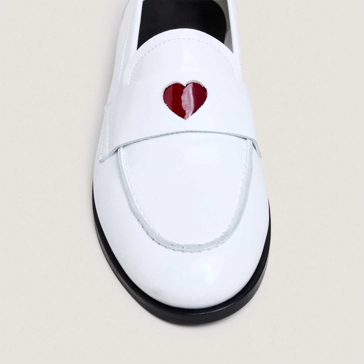 Round-toed loafers with heart details in dusty white pleated patent leather | DONJUAN