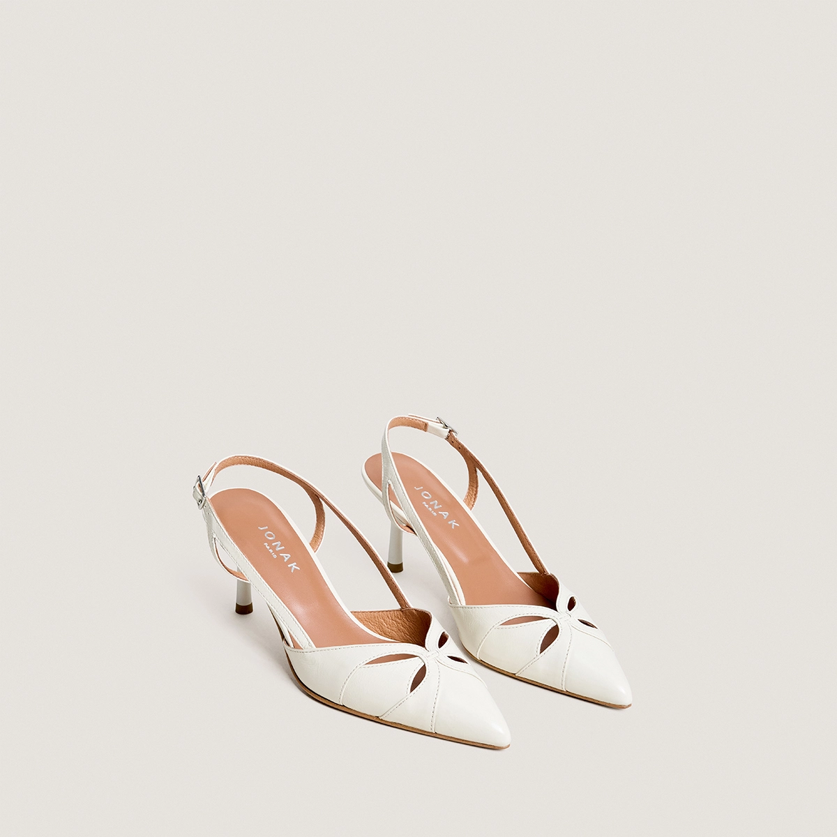 Pointed-toe slingback pumps in ecru glossy leather | DAMOUR