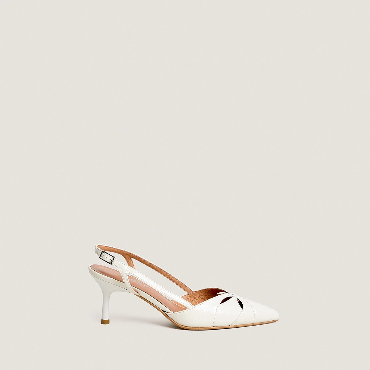 Pointed-toe slingback pumps in ecru glossy leather | DAMOUR